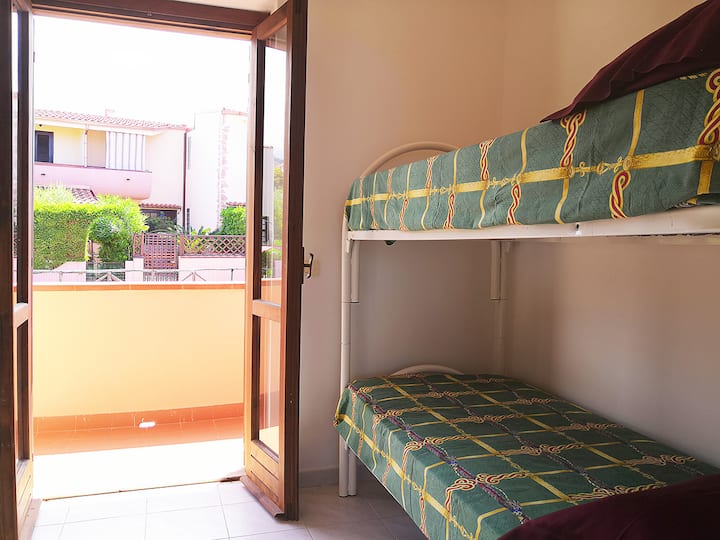 Двойна стая с двуетажно легло и тераса.