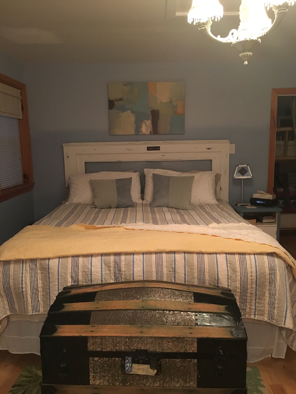 Chumba kikubwa cha kulala chenye kitanda cha ukubwa wa king