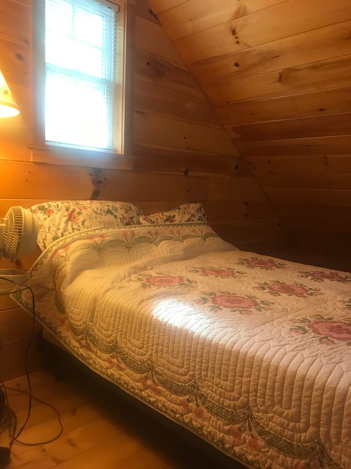 سرير مزدوج في شقة علوية 