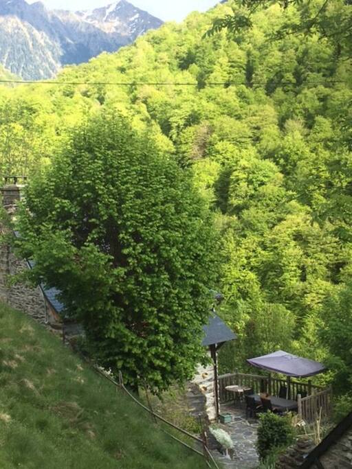 la terrasse de la maison, face à la montagne