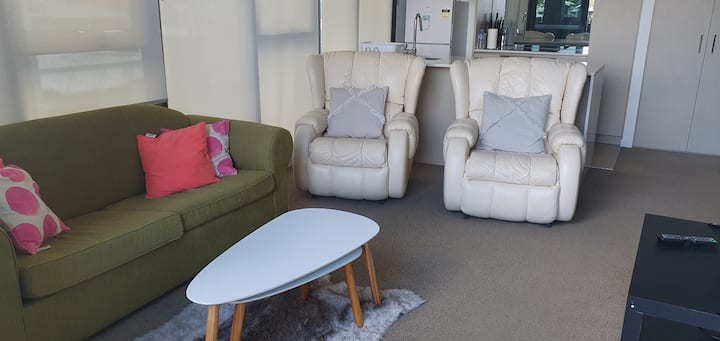 GREAT LOCATION 2 BED 2 BATH + FREE CARPARK + WIFI