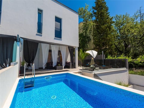 POOL VILLA  CLOSE TO BEACH AND CENTER- AURORA