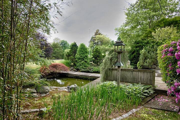 Majestic Artist home by the sea gallery image 3