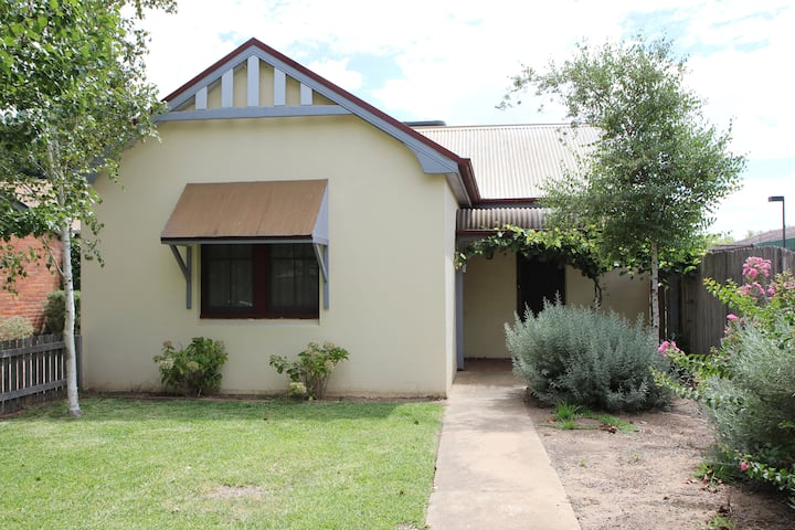 Central Wagga Cottage -- Walk everywhere