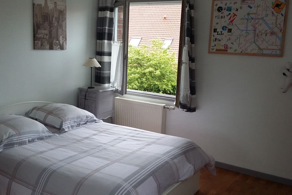 une fenêtre et un grand velux éclairent cette chambre