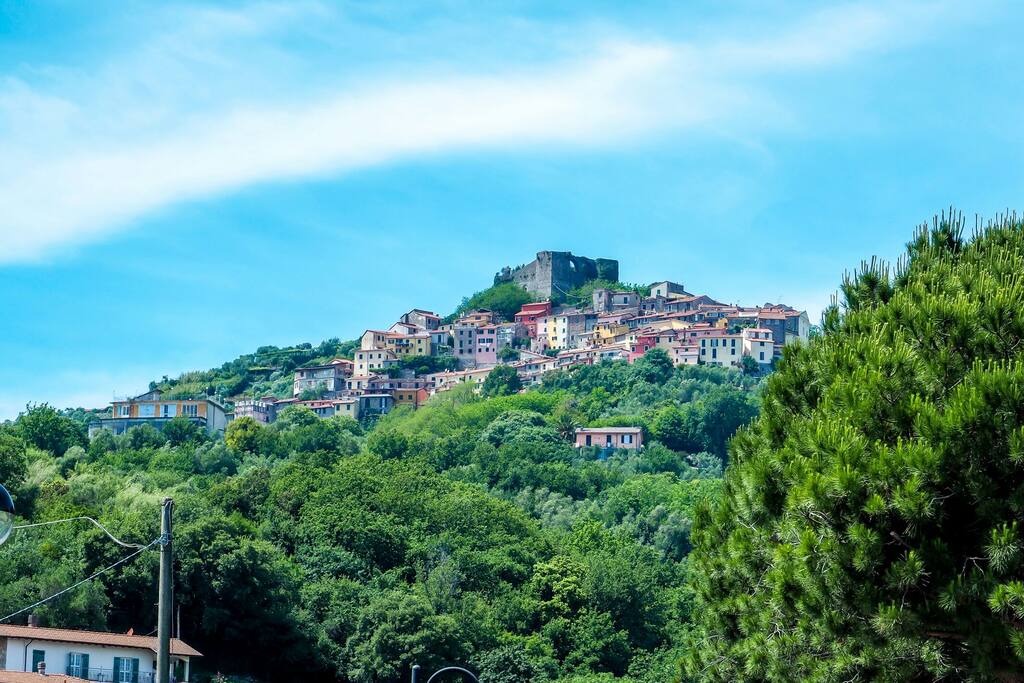 Il piccolo pendio su cui sorge il borgo di Trebiano. La casa si situa ai piedi del borgo. (The little country of Trebiano Magra)