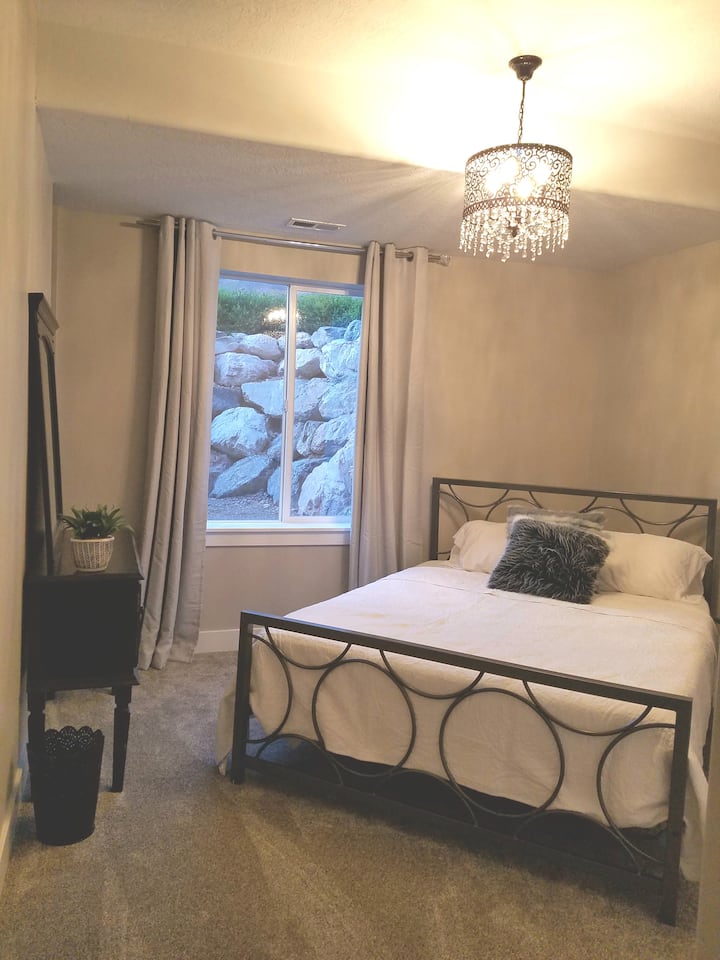 Queensize bed met dekmatras van traagschuim. We noemen het de Marilyn-kamer. Je zult zien waarom als je hier verblijft.
Volledig lichte ramen met verduisteringsgordijnen, bureaubladspiegel en draaistoel.