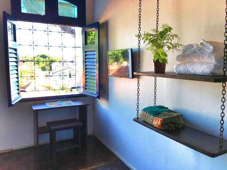 Window w/ Historic Street View, Desk and Clothing Shelves/ Janela c/ Vista p/ Rua Historica e Estante p/ Roupas