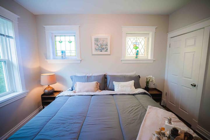 Ახლადგარემონტებული მთავარი საძინებელი მეორე სართულზე დიზაინერის მიერ შერჩეული საწოლის მატრასით. 