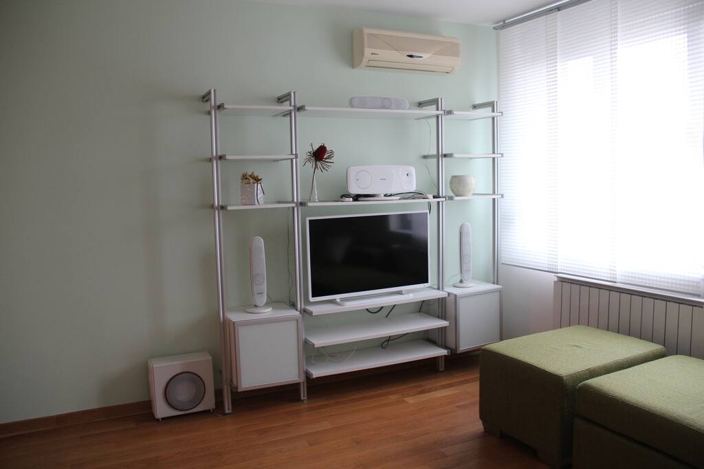 Flat Screen TV & iPod Dock
