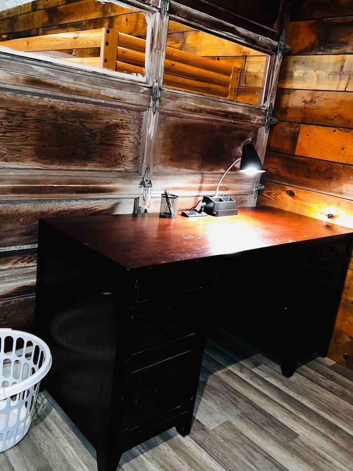 Espacio de trabajo privado si necesitas trabajar de vacaciones. Ubicado en el dormitorio 5 arriba.
