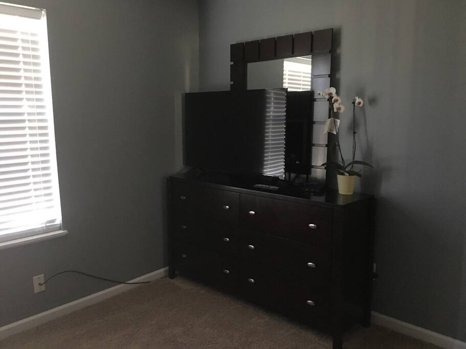 New dresser/mirror combo Brand New 48' LED