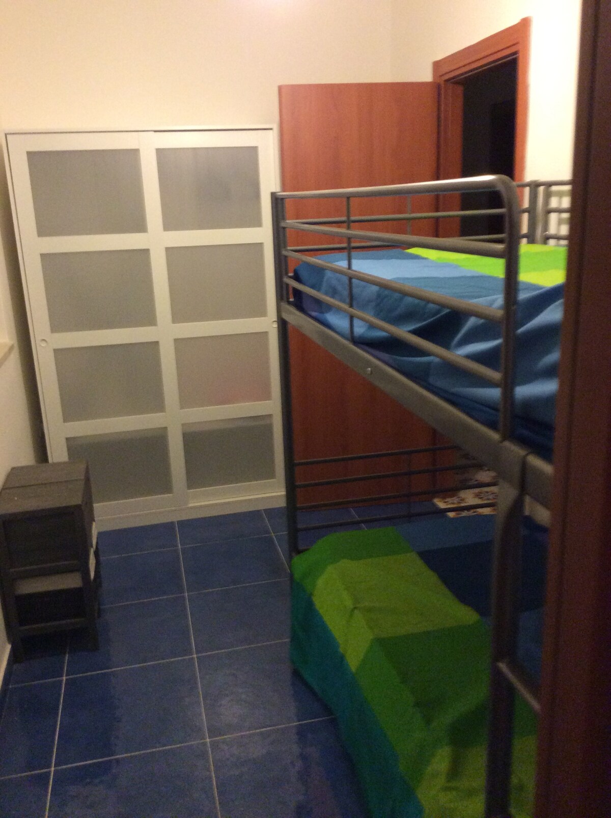 spálňa s poschodovými posteľami