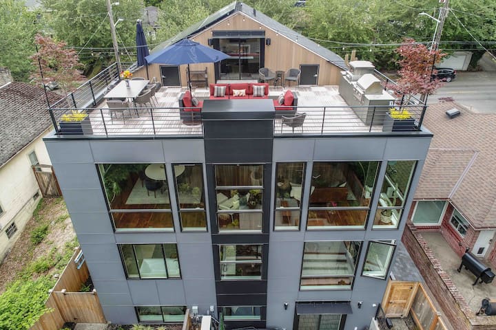 Downtown Oasis, 4 Bd new home w/tub & rooftop deck