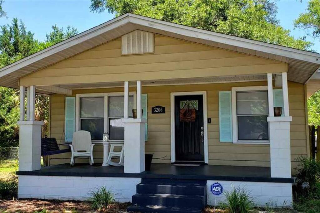 Private 50s Era Cottage close to everything - Pensacola의 전원주택에서 살아보기, 플로리다, 미국
