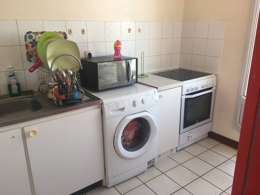 Cuisine Avec four électrique micro onde et machine à laver et rangement
