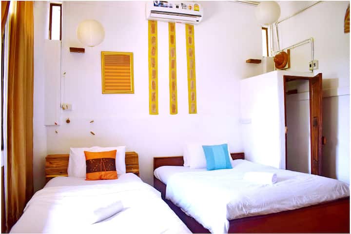 Villa Scạnns בקומת הקרקע Bergamot Tree חדר שינה זוגי עם חדר רחצה צמוד; מיטת יחיד אחת גדולה ומיטה זוגית ברוחב 5 רגל; נוף מהכניסה מהסלון בקומת הקרקע.