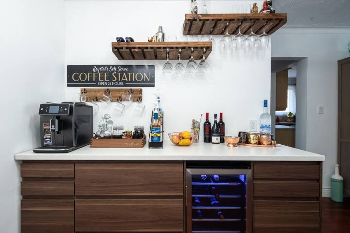 Tasteful decorum 3 bdrm home with coffee &wine bar gallery image 3