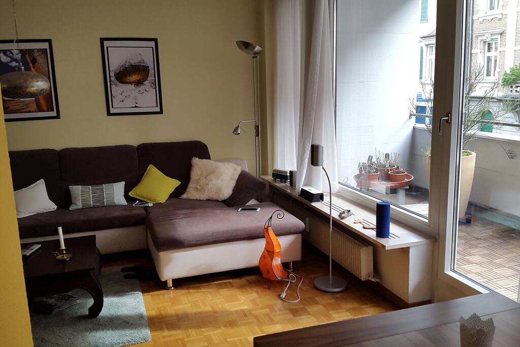 Wohnzimmer mit Balkon