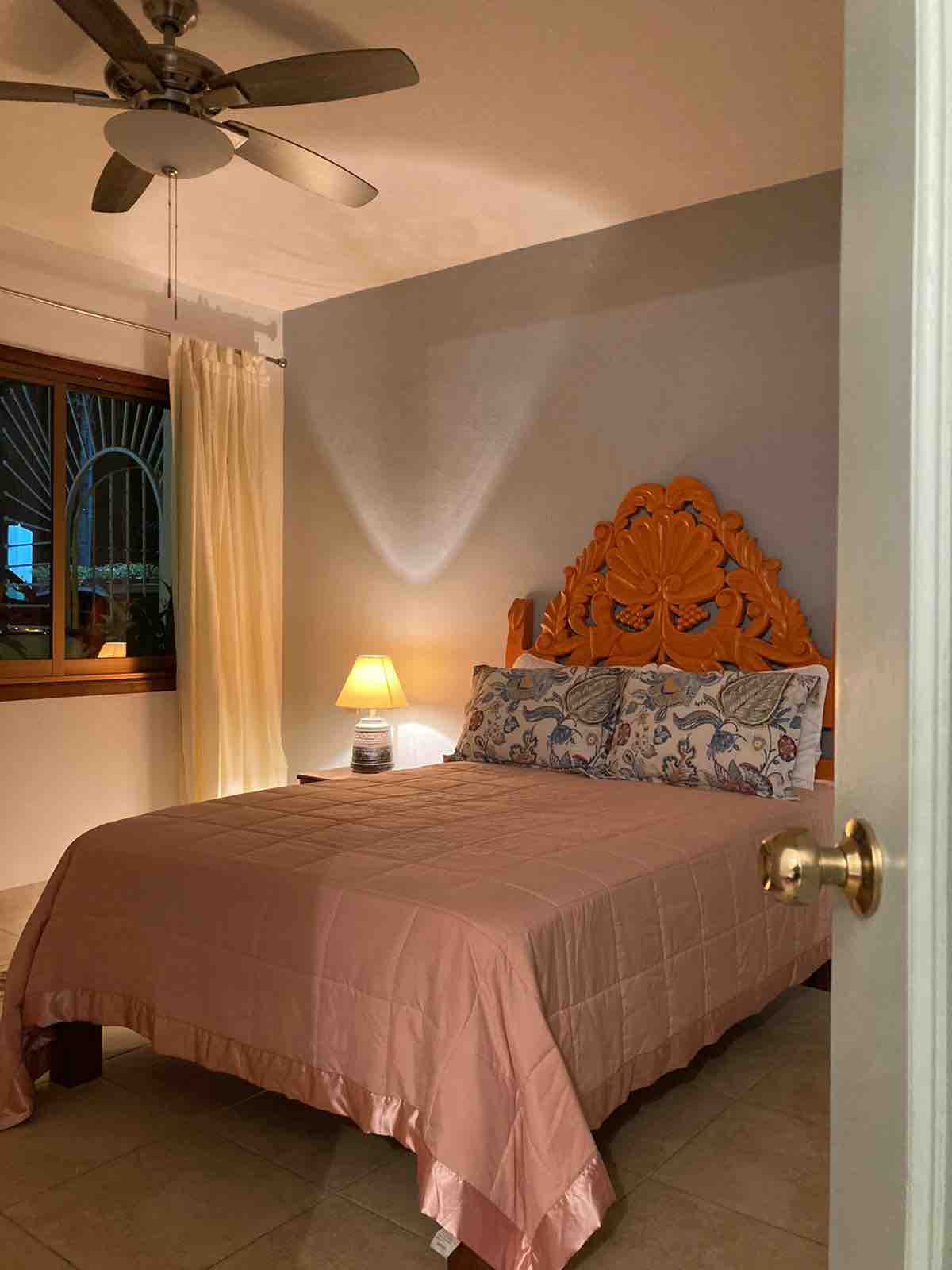 เตียงควีนไซส์ในห้องนอน