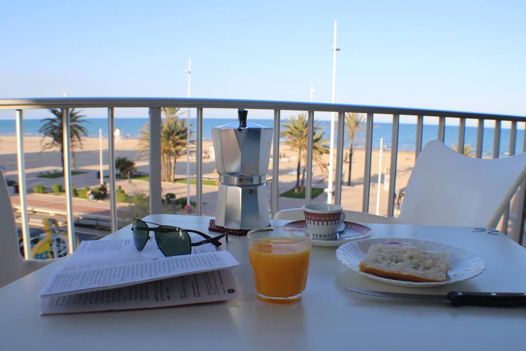 Desayunando en la terraza