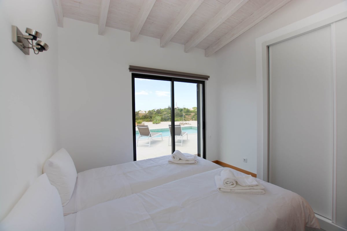 可直接通往泳池的卧室 