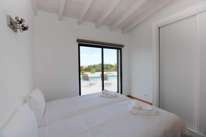 Საძინებელი აუზზე პირდაპირი წვდომით 