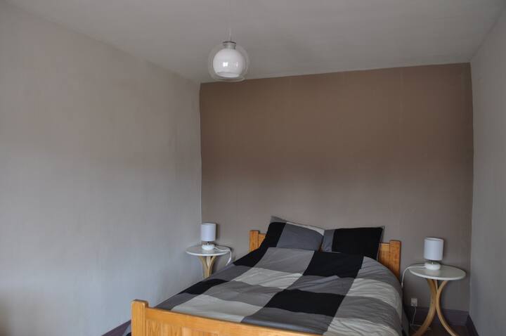 Chumba cha kulala kutoka chini (kitanda cha watu 2 + kitanda cha mtoto)