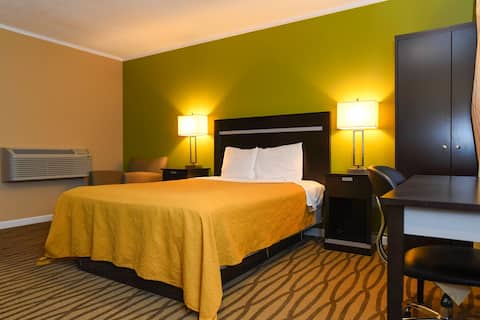 Private Queen Bedroom with Bathroom | Capital Inn