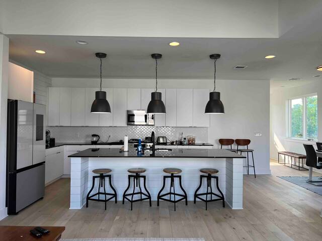 3 Bedroom, 3 Bath: Entire private house, sleeps 7