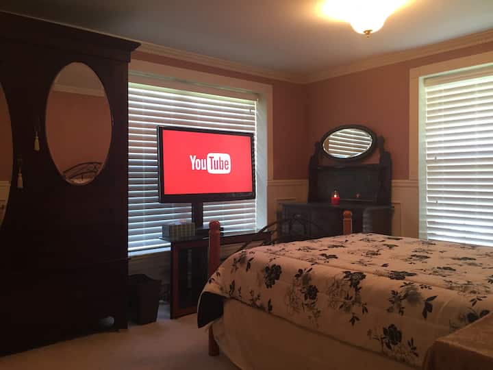 تحتوي غرفة النوم الرئيسية (الطابق السفلي) على حمام استحمام.