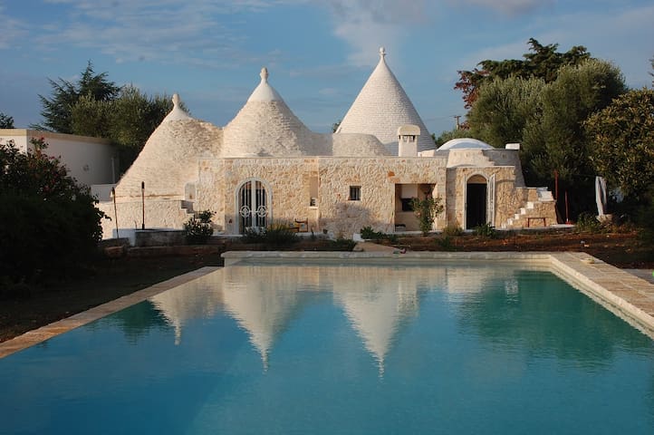 Trulli, Ulivi e Piscina – Ostuni