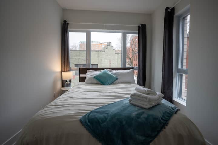 Chumba cha kulala kilicho na kitanda cha kustarehesha.