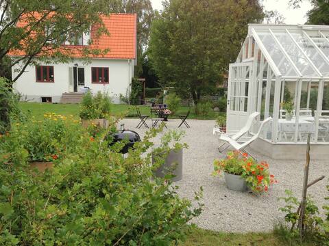 Cozy house with greenhouse Almedalen and Visbysummer