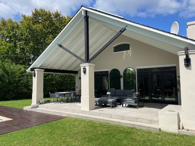 Beautiful modern Family Home in Cape Town gallery image 2