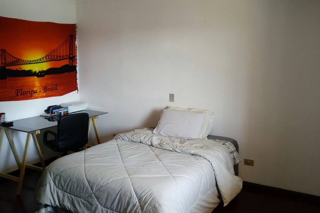 Cama casal + mesa e cadeira para estudos.
