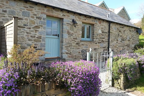 Cosy Cornish Yew Tree Barn, rural walks from door