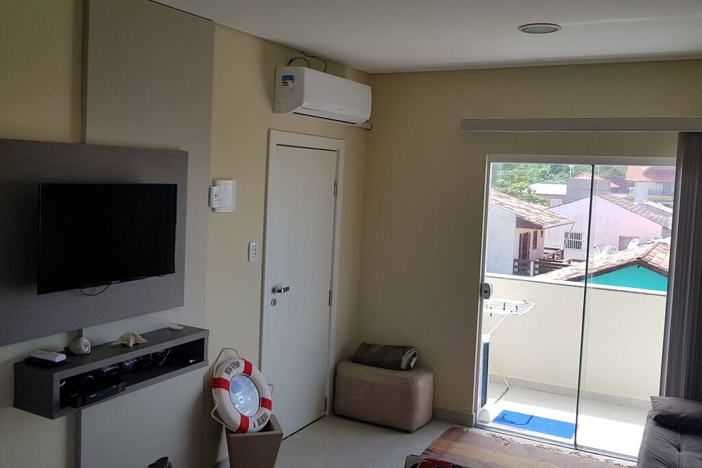 Sala com ar condicionado para o apartamento inteiro, TV com todos os canais.