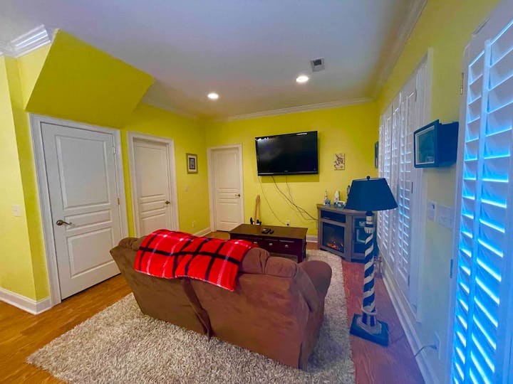 Tropical 2 Bedroom 1 1/2 Bath Villa - Jacksonville, AL