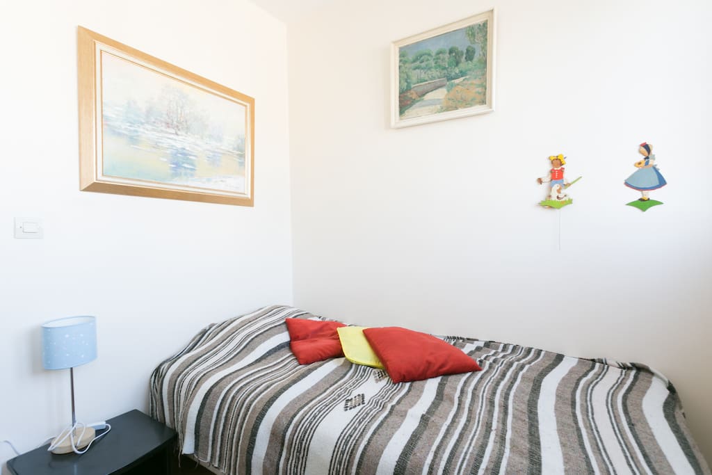 Petite chambre, lit simple, petite commode.