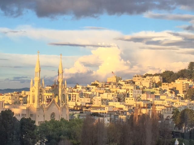 Center North Beach w/stunning views, stylish decor