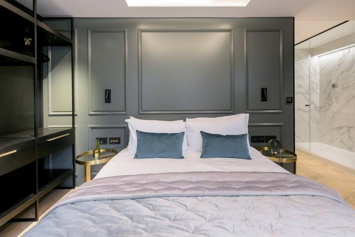 Minimalist Mayfair Abode with Elegant Panelling and Parquet gallery image 4