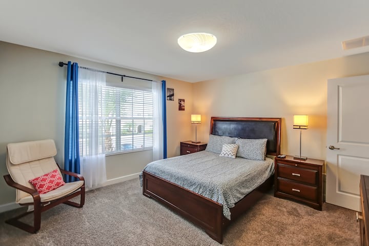 Dormitorio principal con cama tamaño queen en el segundo piso.