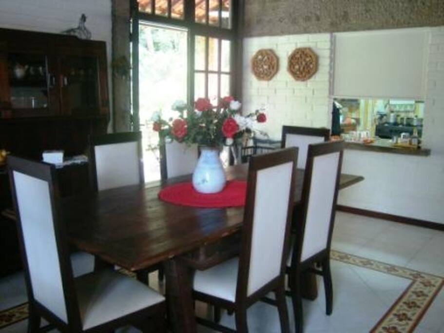 Sala de jantar com mesa para 6 pessoas
