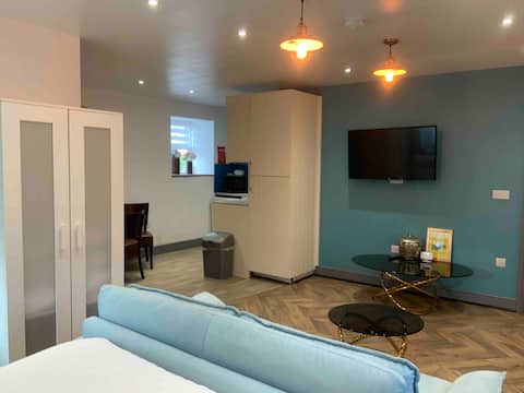 Dandy Lodge
Ground Floor studio apartment