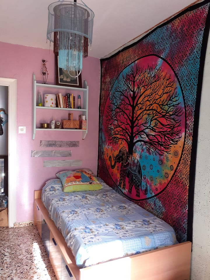 Prima cameră când intri pe stânga. Pat de o persoană cu 4 sertare spațioase 