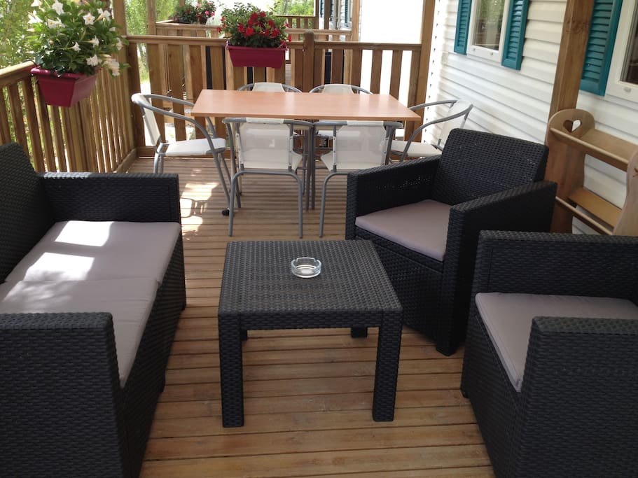 SALON EXTERIEUR SUR UNE GRANDE TERRASSE