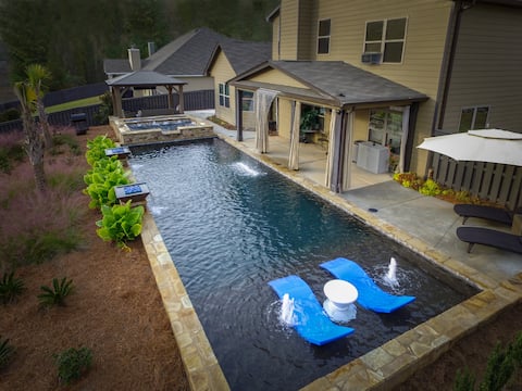 Year round rental with private pool and *hot tub