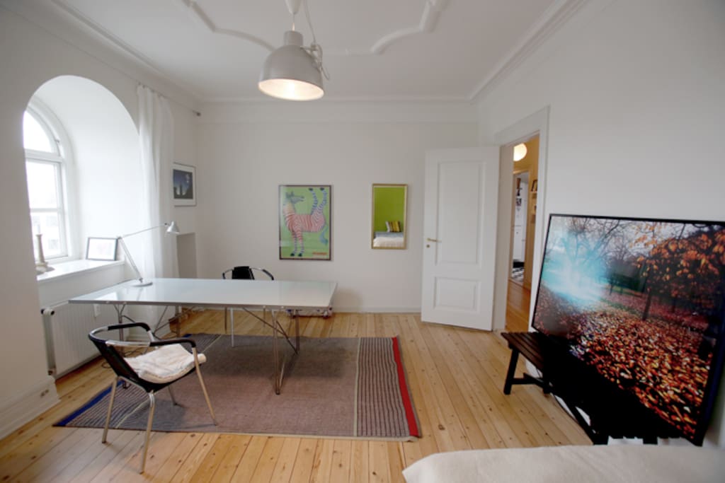 Værelse med skrivebord