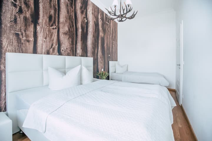 Chumba cha kulala kilichobuniwa kwa uzingativu na vitanda vya 